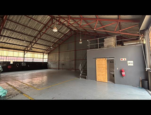 360M² WAREHOUSE TO LET IN JET PARK